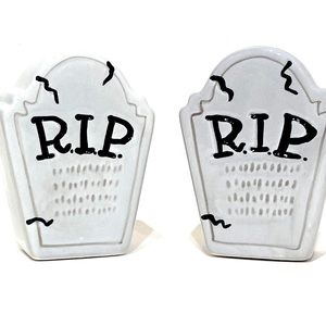 Halloween salt and pepper shakers Grave stone shaped